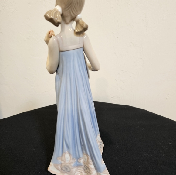 Lladro Porcelain Figurine Girl with Sunbonnet - Picture 4 of 7
